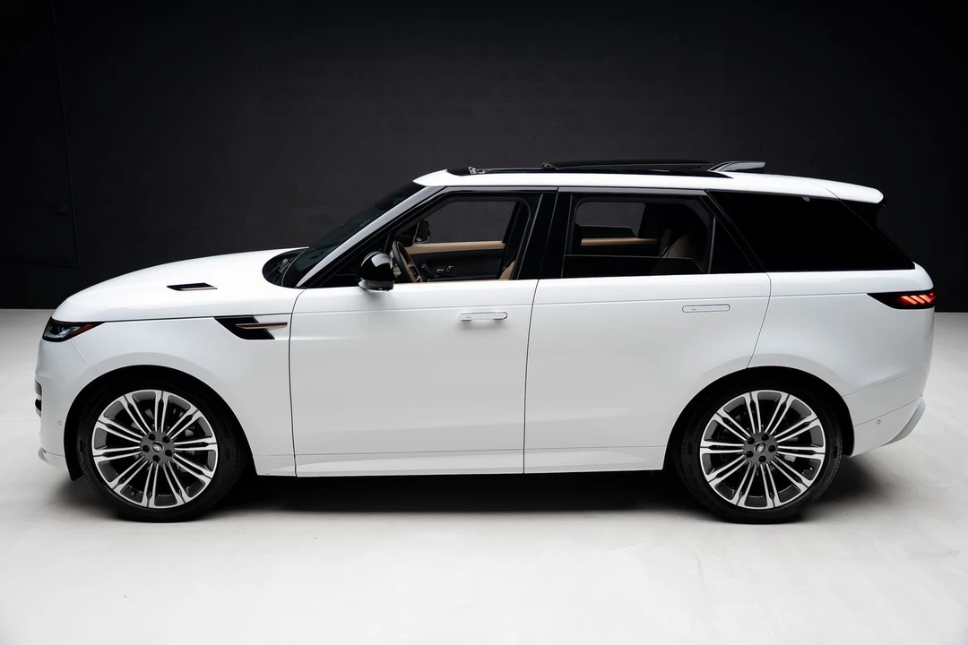2025 Land Rover - Image 16 of 31