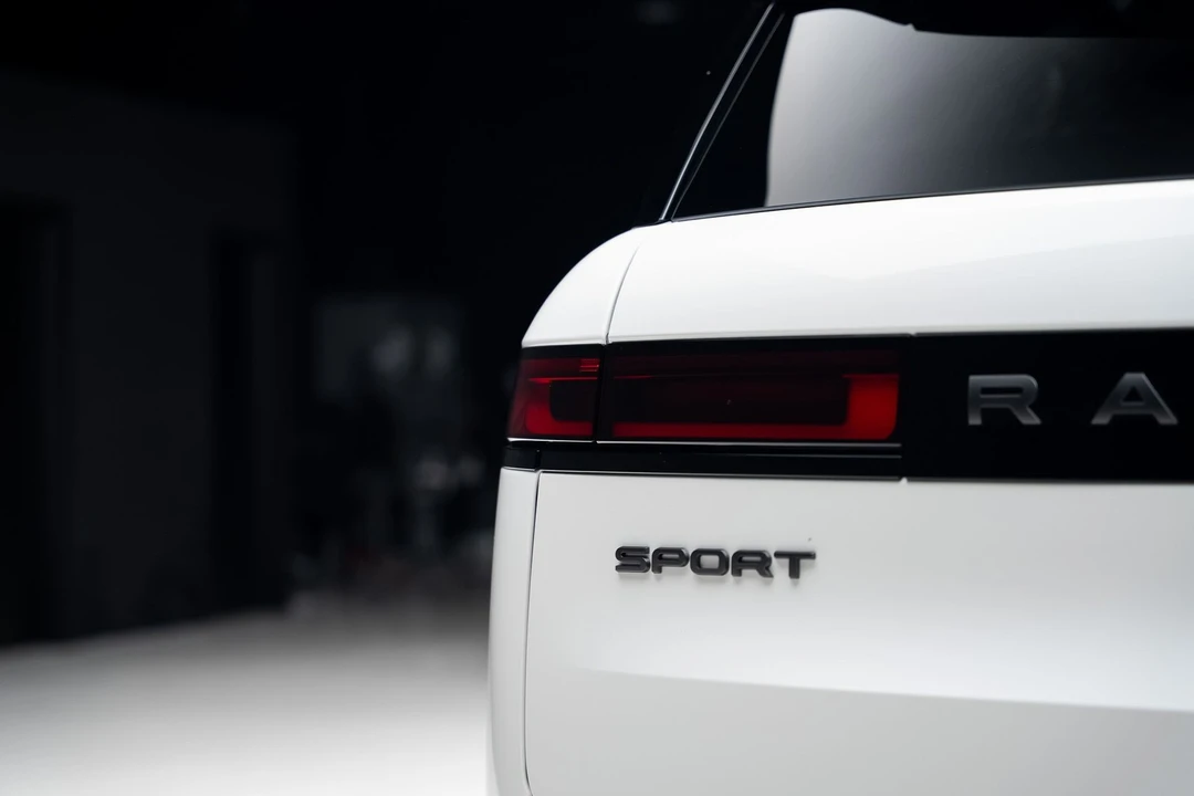 2025 Land Rover - Image 27 of 31