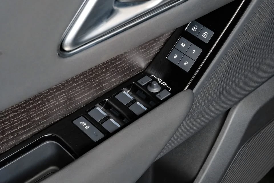 2025 Land Rover Range Rover Velar - Image 5 of 20