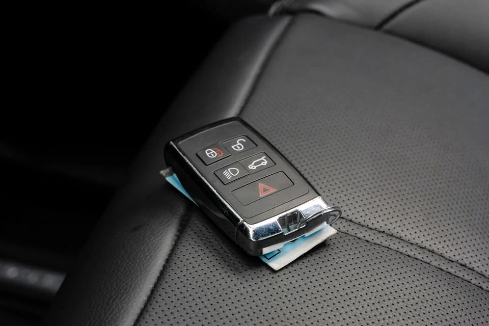 2025 Land Rover Range Rover Velar - Image 3 of 20