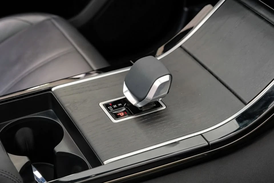 2025 Land Rover Range Rover Velar - Image 8 of 20