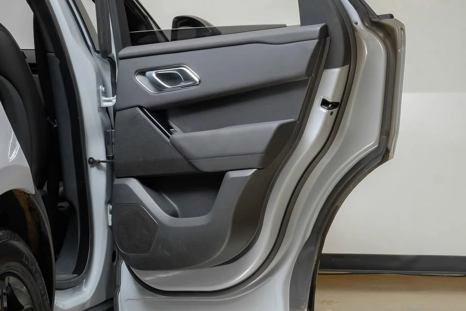 2025 Land Rover Range Rover Velar - Image 18 of 20