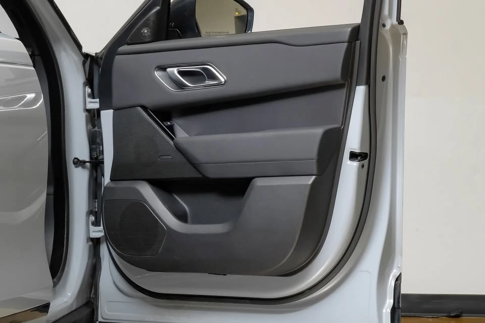 2025 Land Rover Range Rover Velar - Image 11 of 20