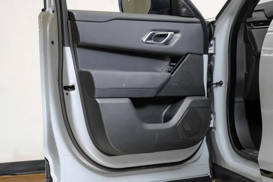 2025 Land Rover Range Rover Velar - Image 6 of 20