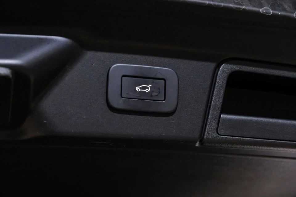 2025 Land Rover Range Rover Velar - Image 5 of 20