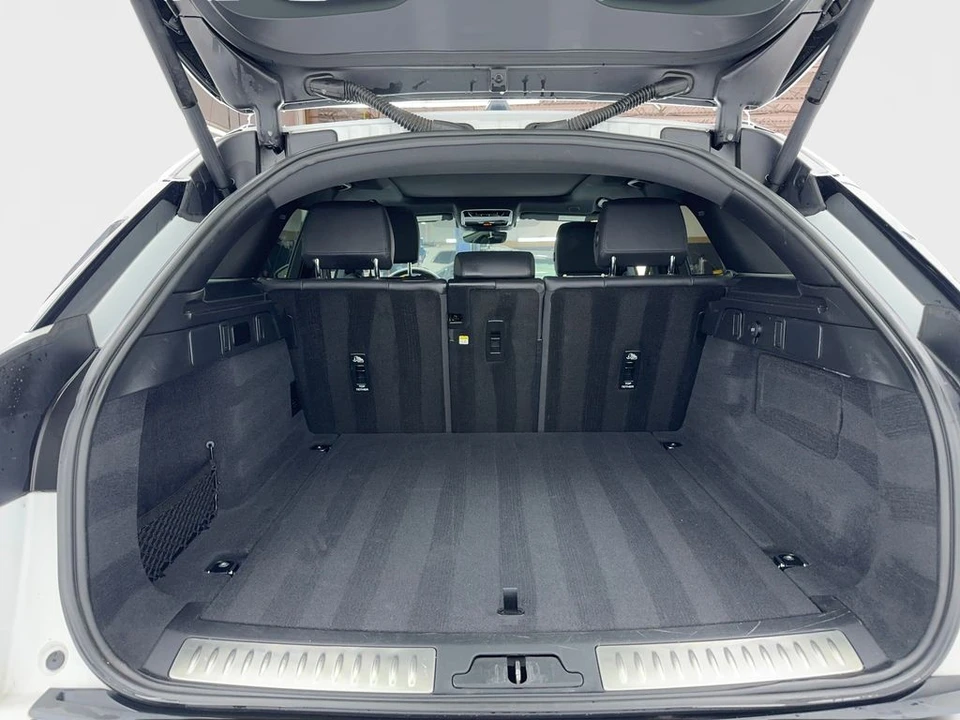 2025 Land Rover Range Rover Velar - Image 13 of 21