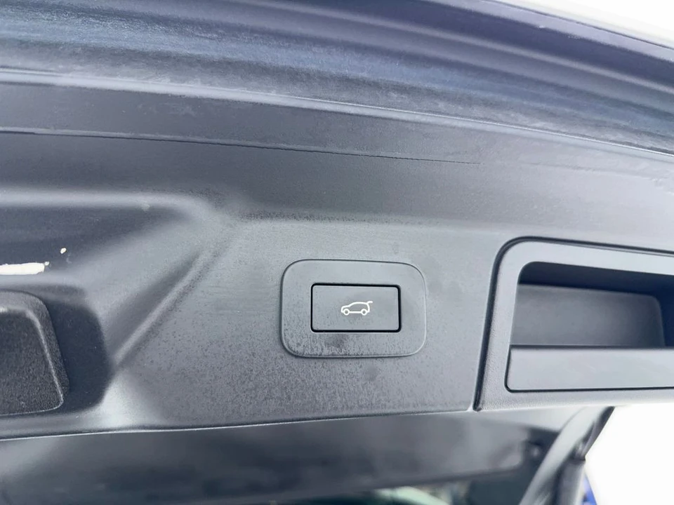 2025 Land Rover Range Rover Velar - Image 14 of 21