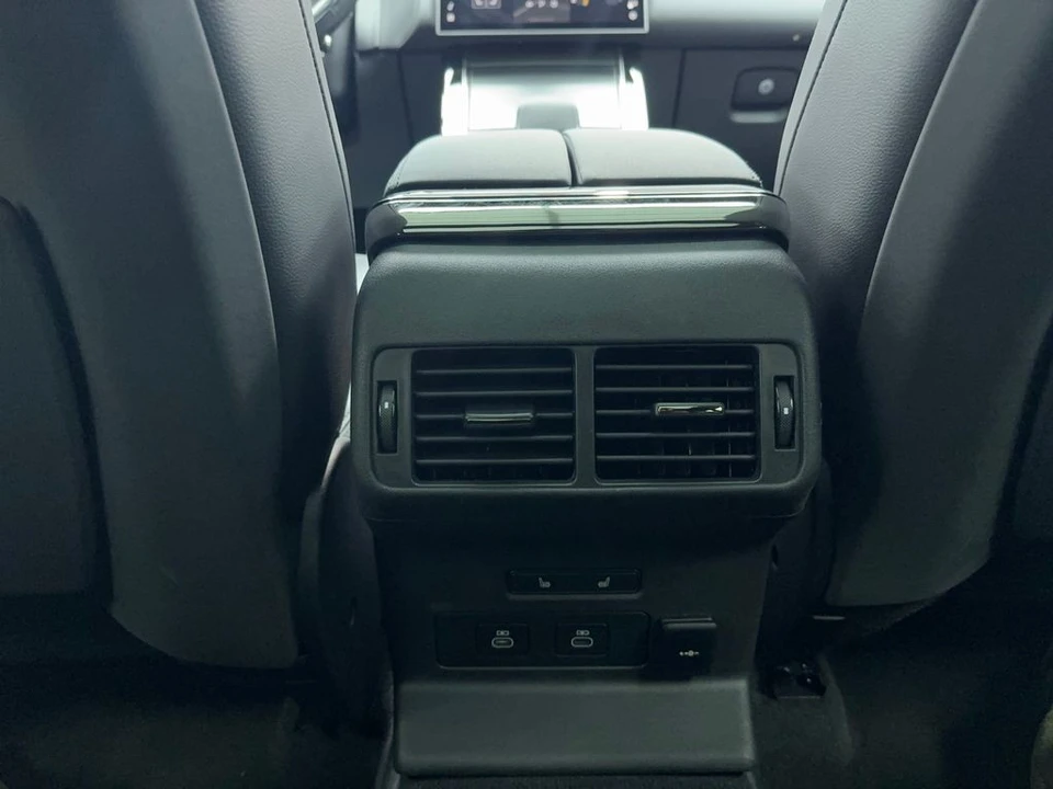 2025 Land Rover Range Rover Velar - Image 18 of 21