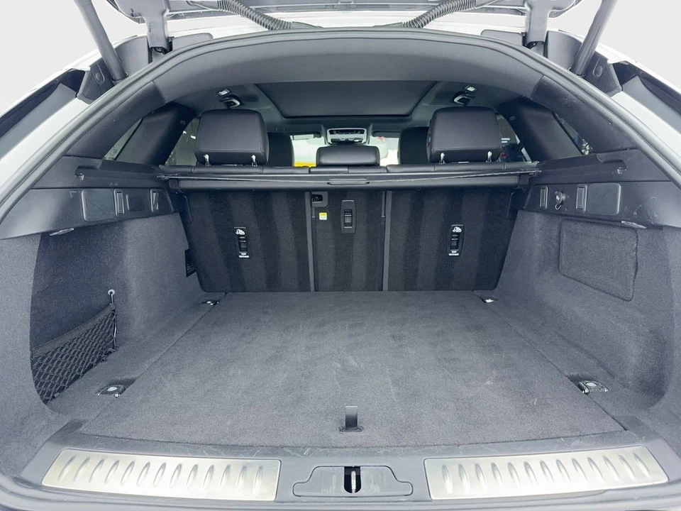 2025 Land Rover Range Rover Velar - Image 14 of 21