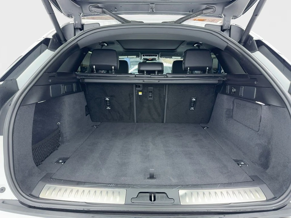 2025 Land Rover Range Rover Velar - Image 12 of 21
