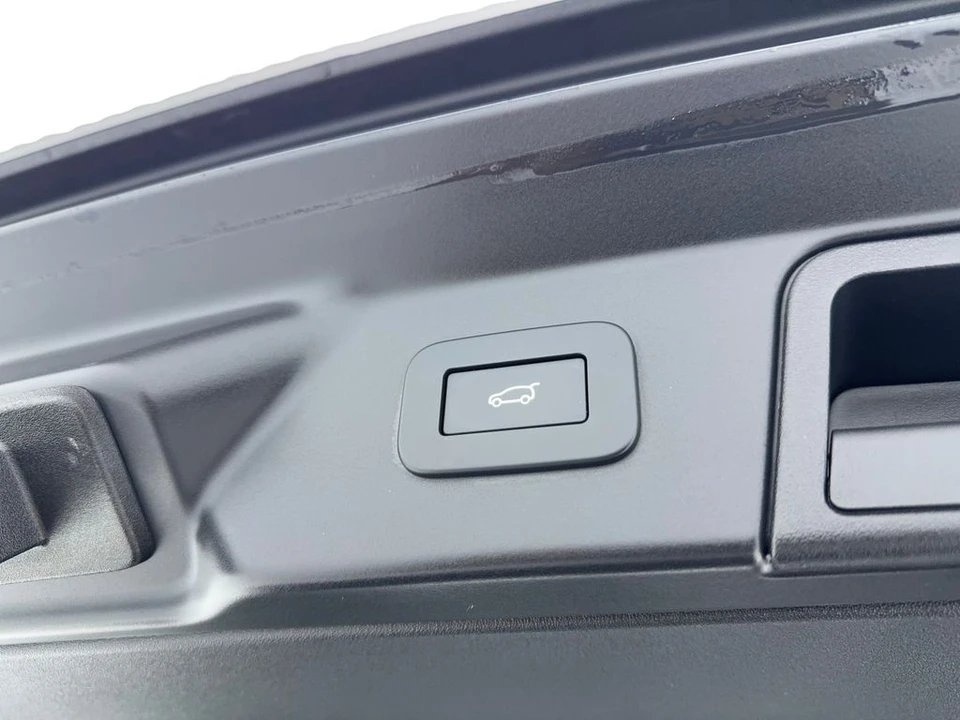 2025 Land Rover Range Rover Velar - Image 14 of 21