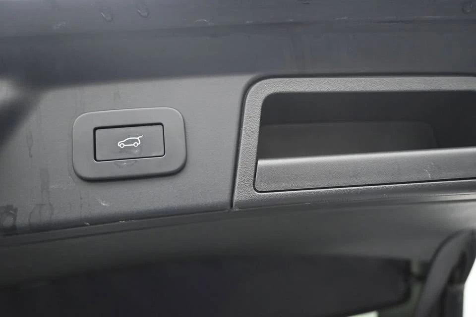 2025 Land Rover Range Rover Velar - Image 17 of 20