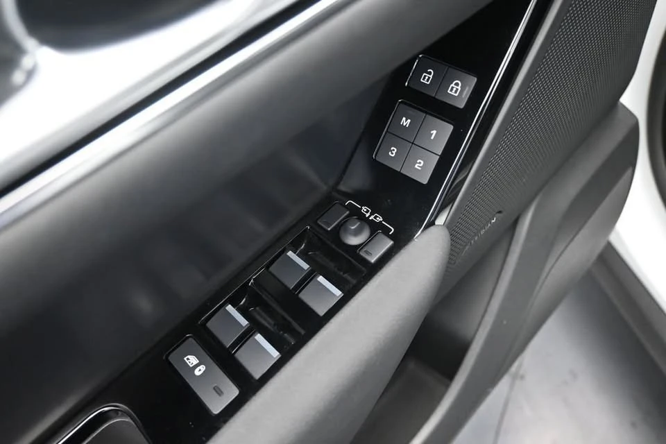 2025 Land Rover Range Rover Velar - Image 19 of 20