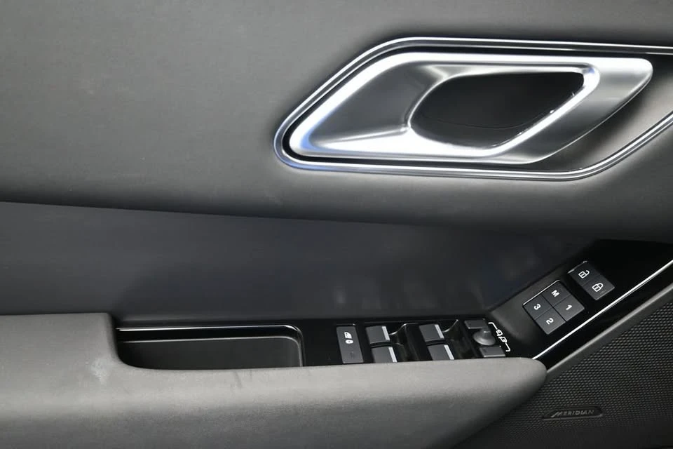 2025 Land Rover Range Rover Velar - Image 18 of 20