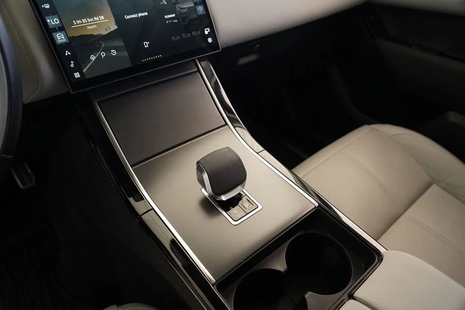 2025 Land Rover Range Rover Velar - Image 12 of 20