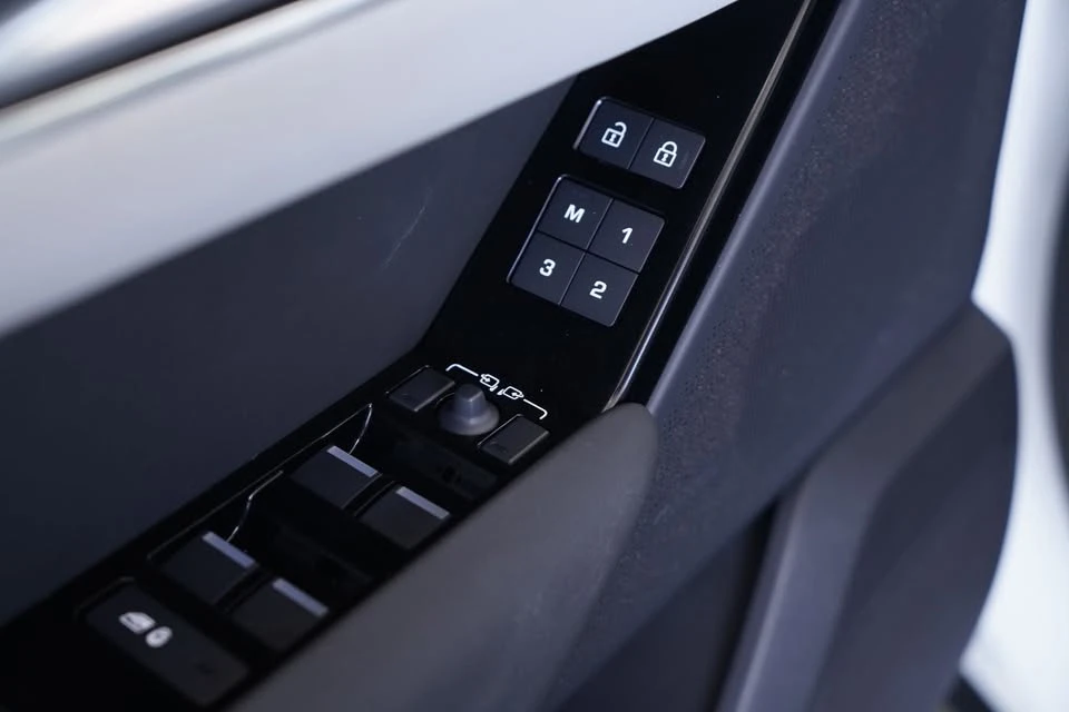 2025 Land Rover Range Rover Velar - Image 14 of 20