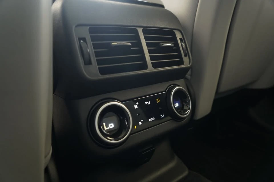 2025 Land Rover Range Rover Velar - Image 18 of 20