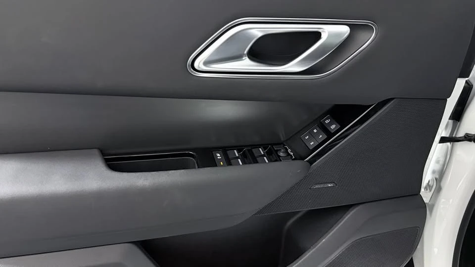 2025 Land Rover Range Rover Velar - Image 13 of 20