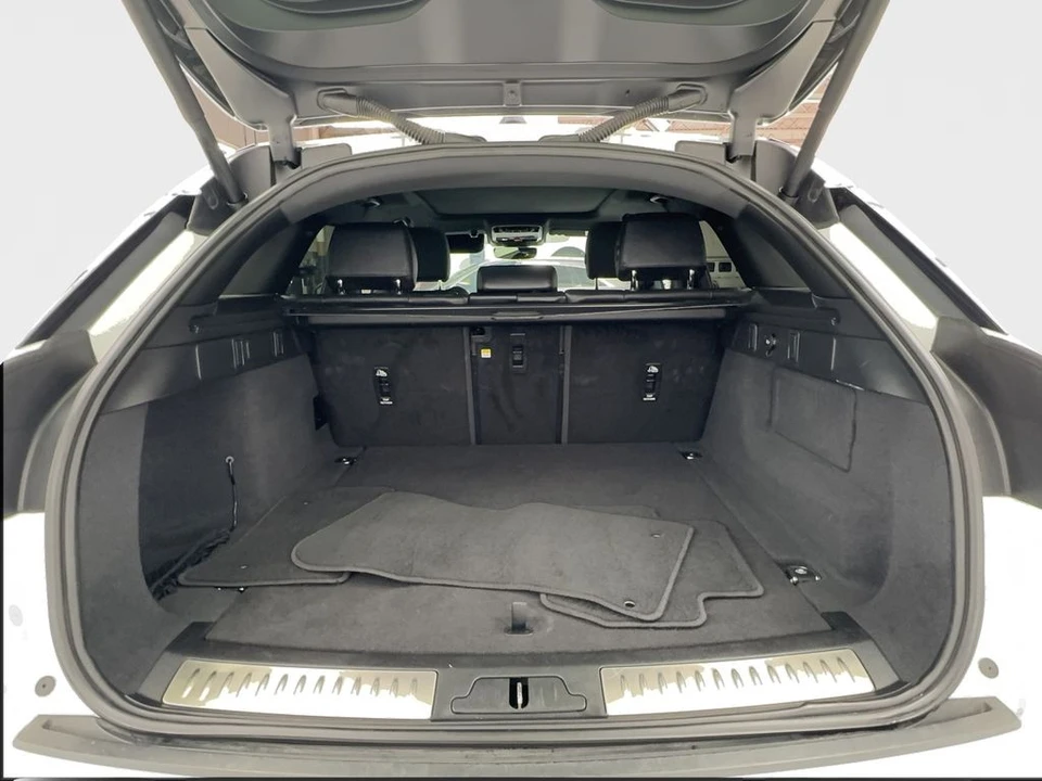 2025 Land Rover Range Rover Velar - Image 16 of 21