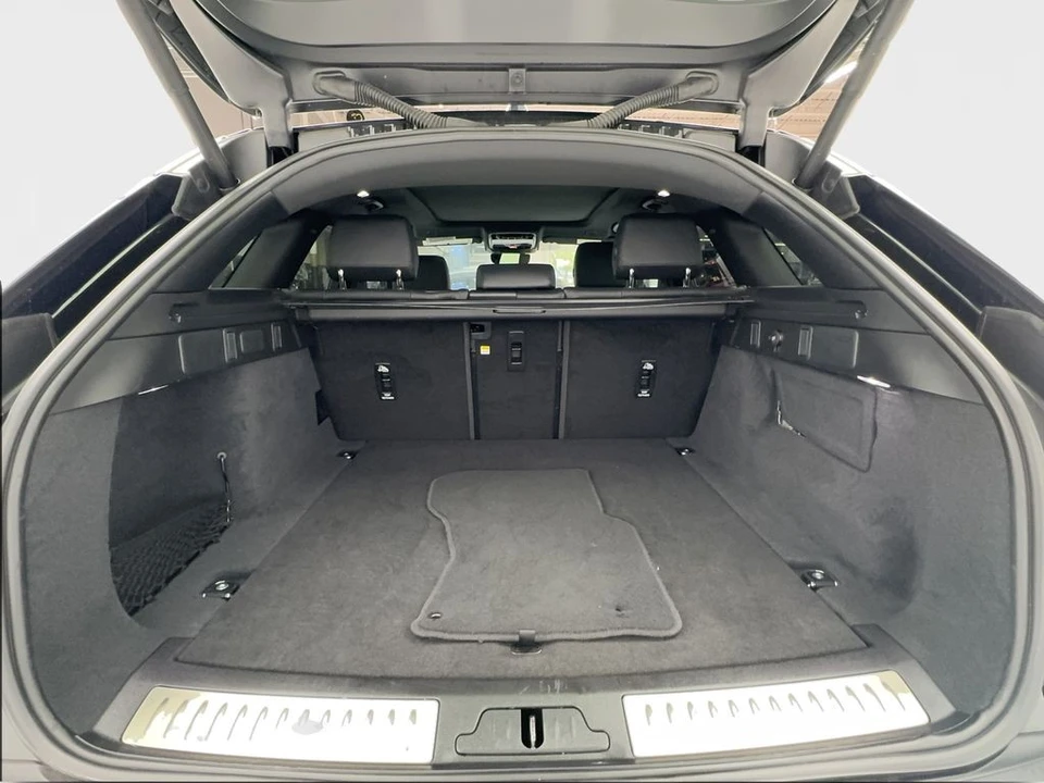 2025 Land Rover Range Rover Velar - Image 16 of 21
