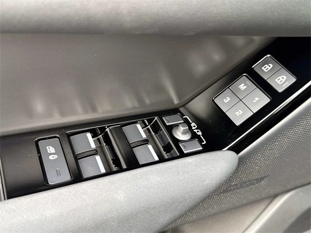2025 Land Rover Range Rover Velar - Image 16 of 21