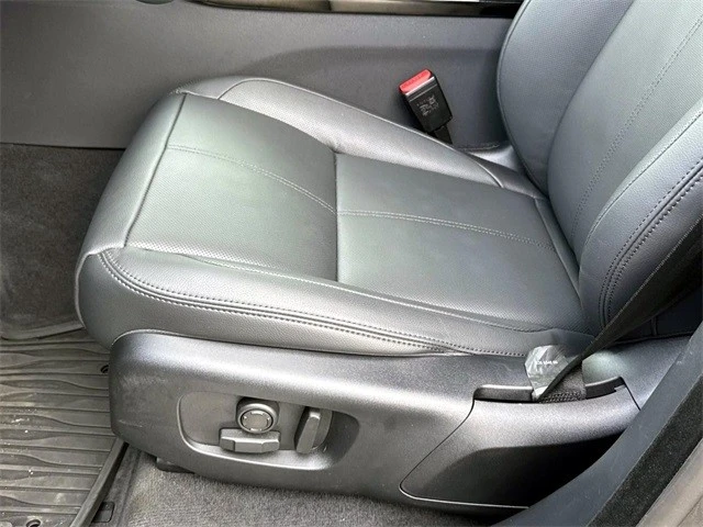 2025 Land Rover Range Rover Velar - Image 17 of 21