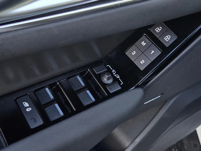 2025 Land Rover Range Rover Velar - Image 10 of 12