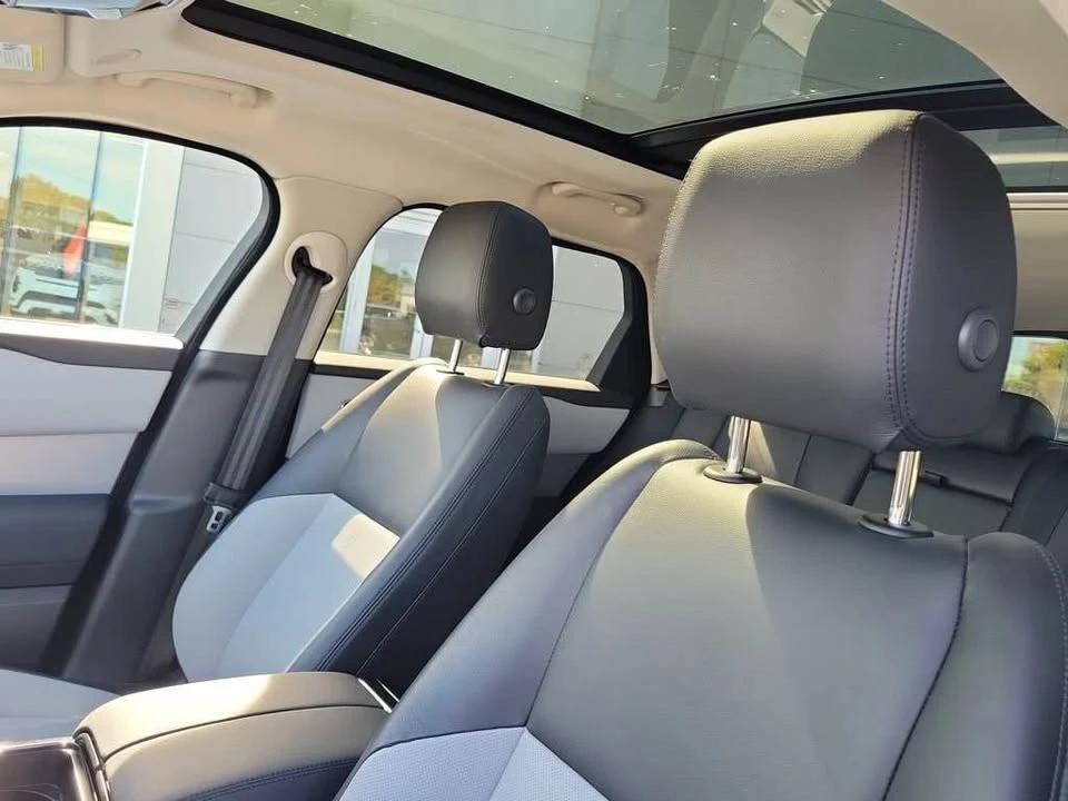 2025 Land Rover Range Rover Velar - Image 4 of 12