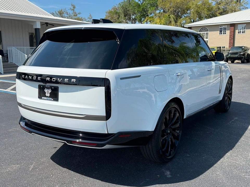2025 Land Rover Range Rover L460 - Image 10 of 12