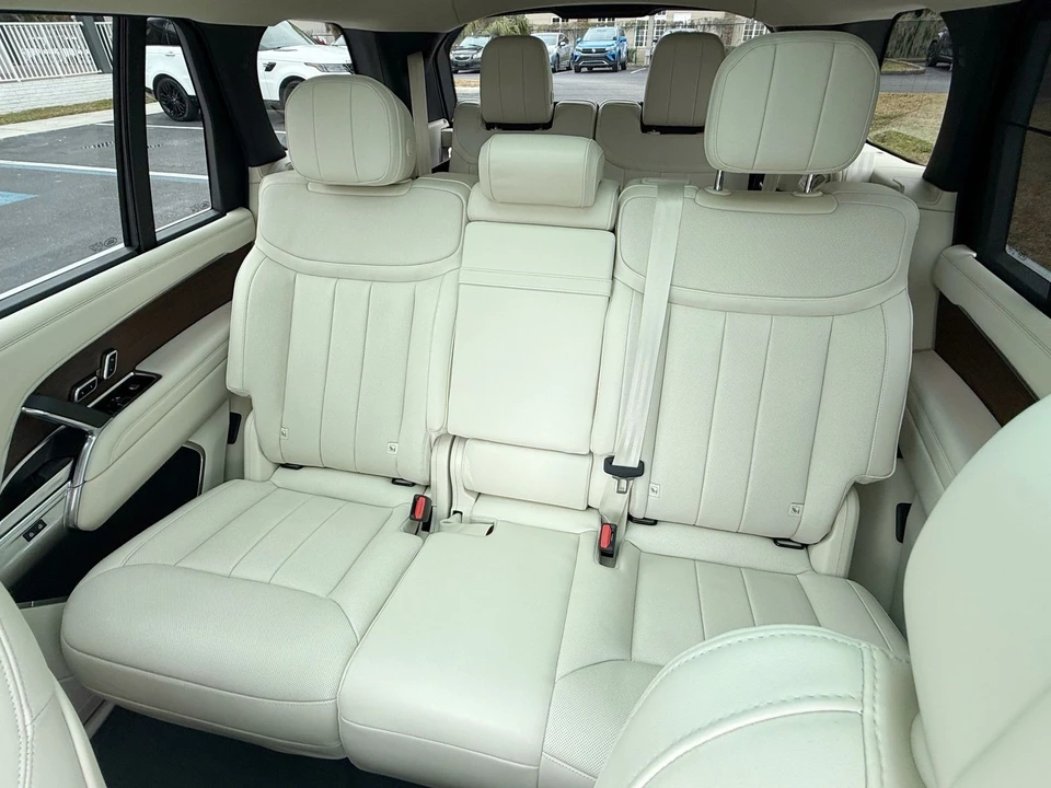 2025 Land Rover Range Rover L460 - Image 11 of 12