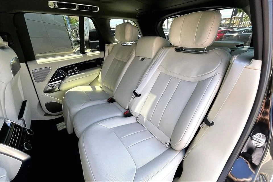 2025 Land Rover Range Rover L460 - Image 14 of 15