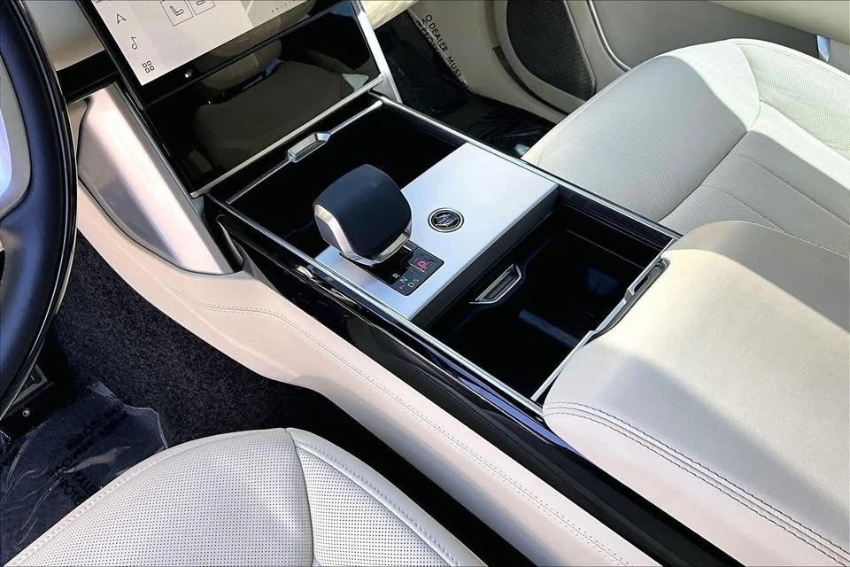 2025 Land Rover Range Rover L460 - Image 10 of 15