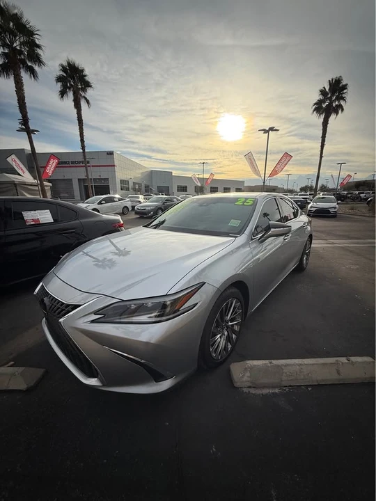 2025 Lexus ES 7th Gen - Image 2 of 4
