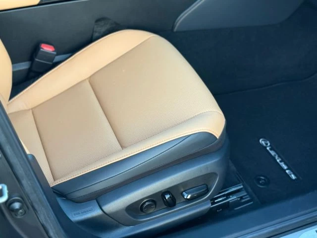 2025 Lexus ES 7th Gen - Image 20 of 21
