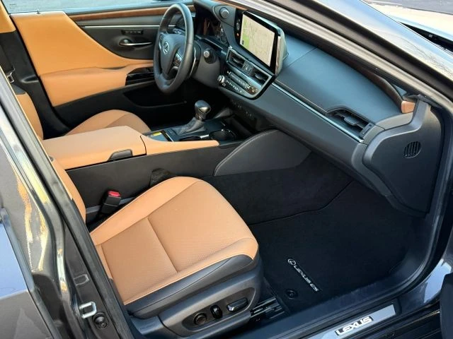 2025 Lexus ES 7th Gen - Image 19 of 21