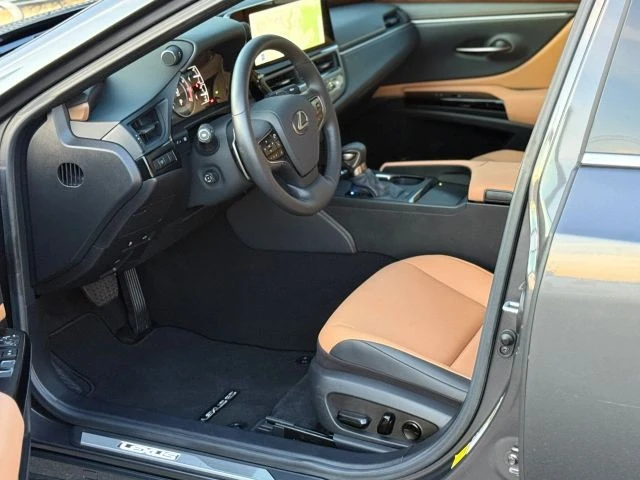 2025 Lexus ES 7th Gen - Image 16 of 21