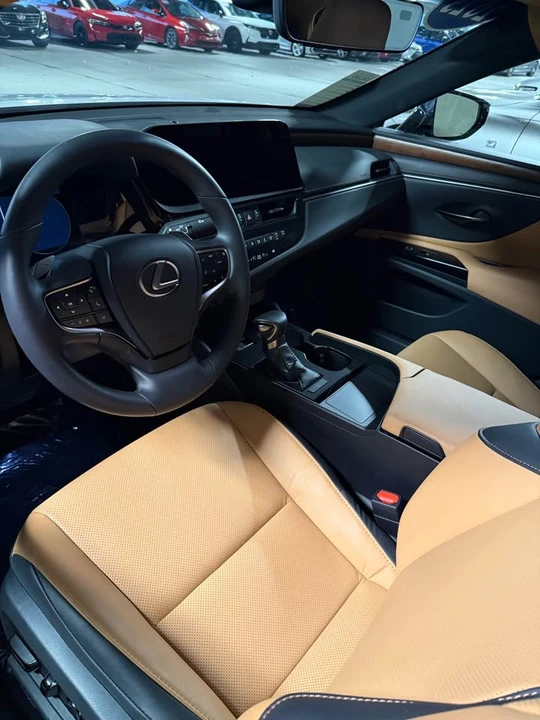 2025 Lexus ES 7th Gen - Image 9 of 10