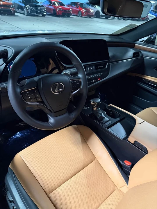 2025 Lexus ES 7th Gen - Image 2 of 10