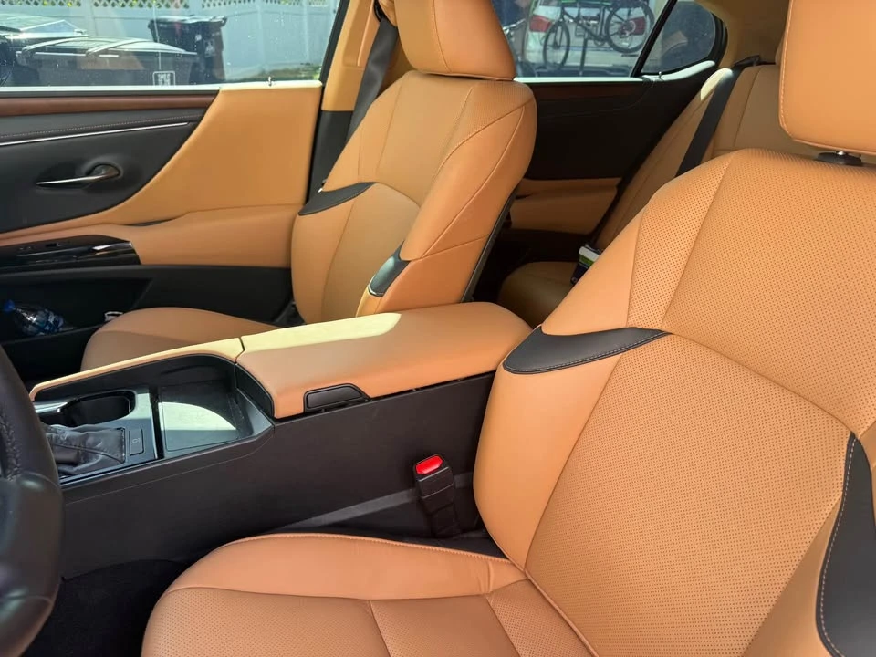 2025 Lexus ES 7th Gen - Image 2 of 3