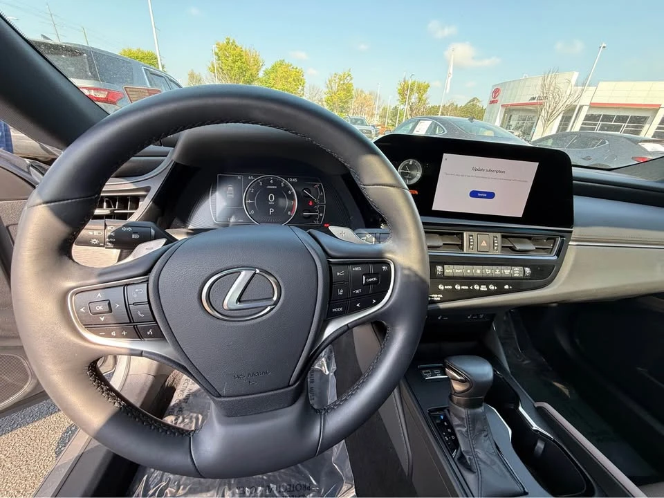 2025 Lexus ES 7th Gen - Image 8 of 13