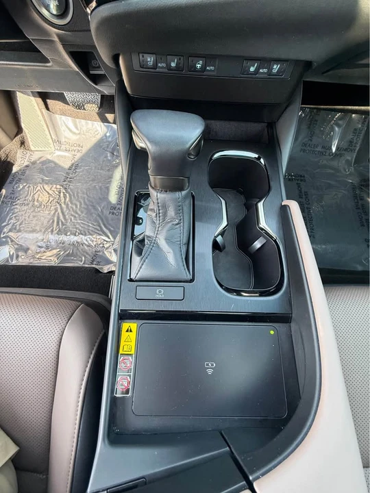 2025 Lexus ES 7th Gen - Image 10 of 13