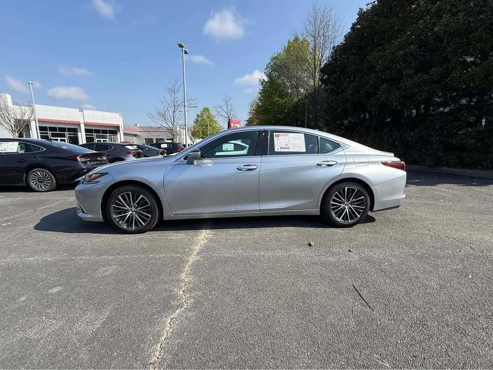 2025 Lexus ES 7th Gen - Image 2 of 13