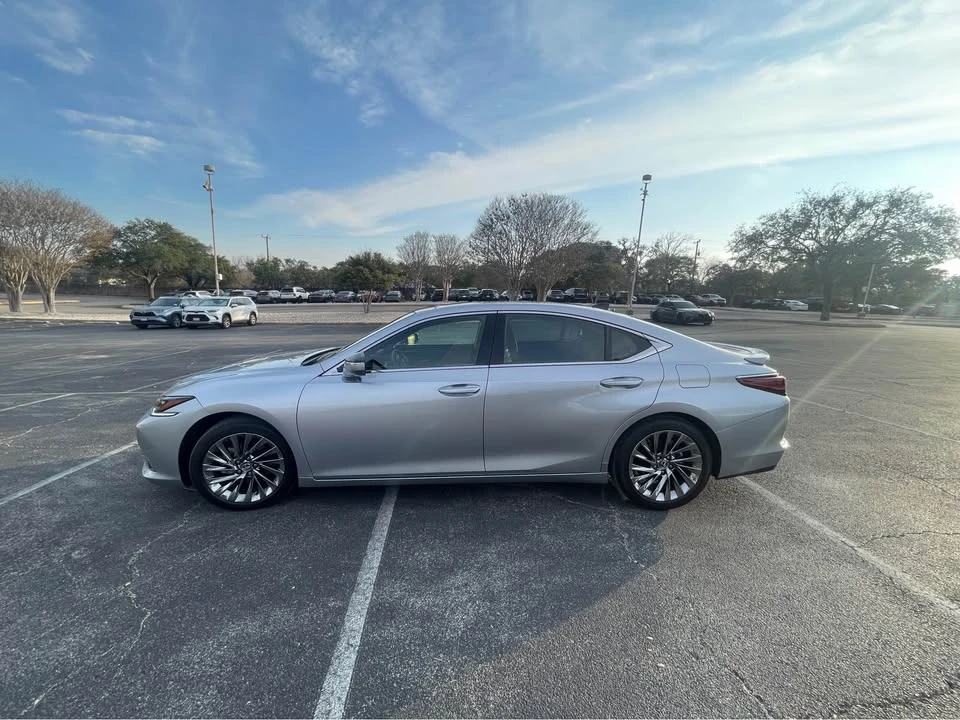 2025 Lexus ES 7th Gen - Image 4 of 8