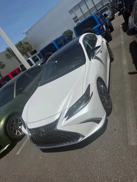 2025 Lexus ES 7th Gen - Image 2 of 6