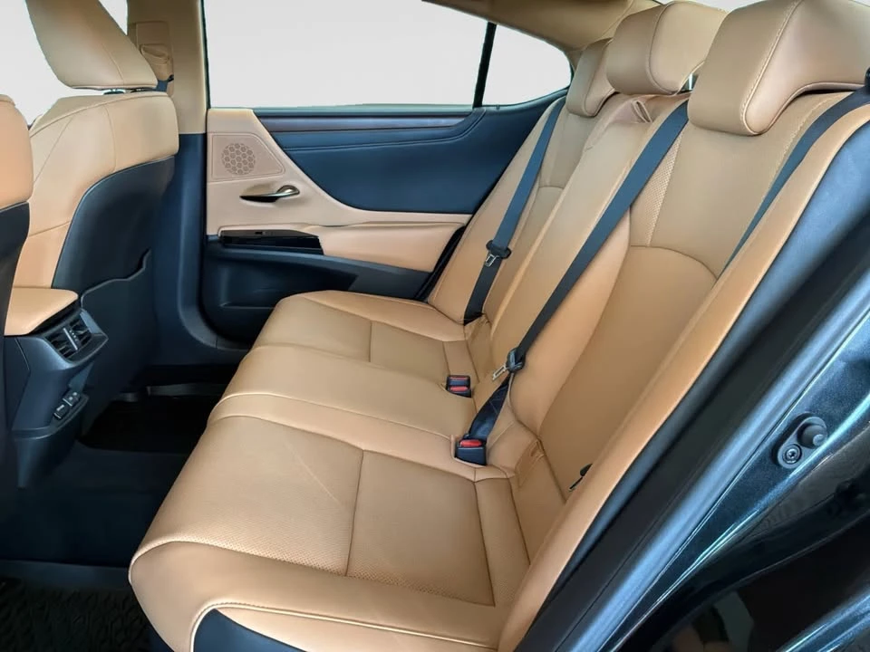 2025 Lexus ES 7th Gen - Image 19 of 20
