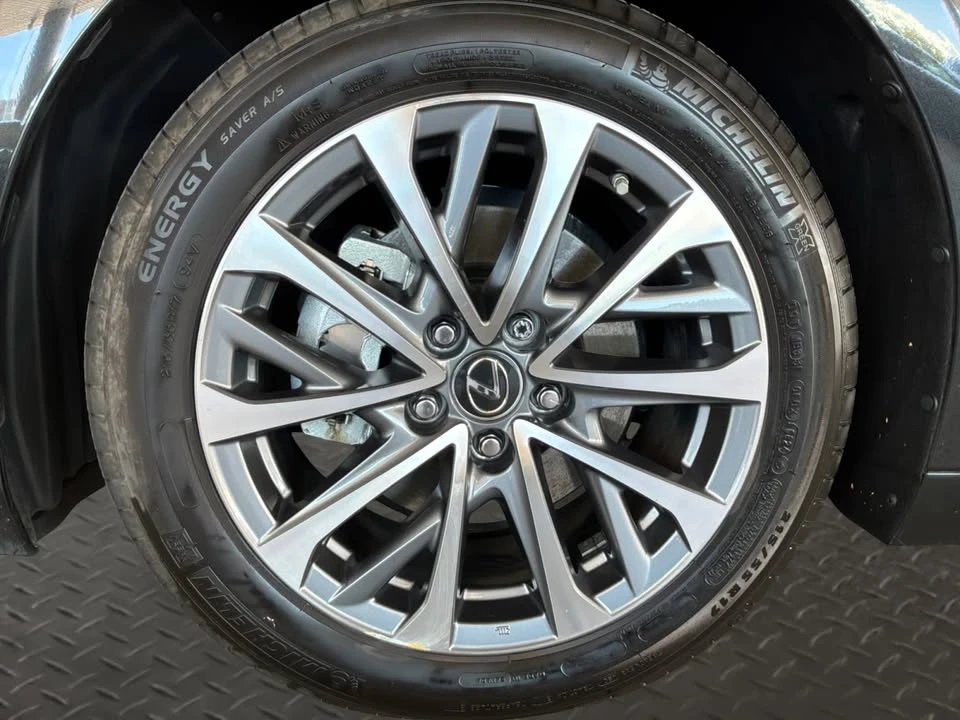 2025 Lexus ES 7th Gen - Image 9 of 20