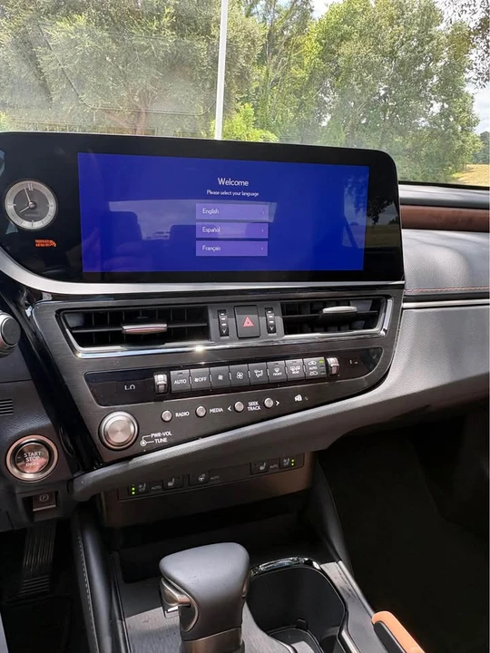 2025 Lexus ES 7th Gen - Image 8 of 9