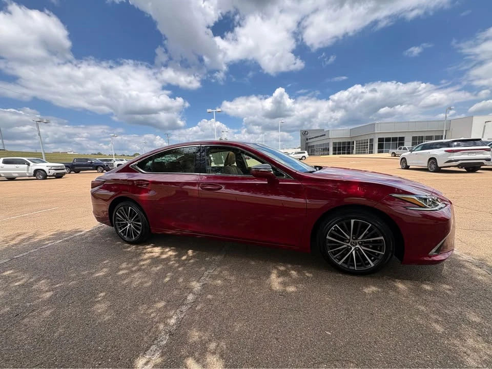 2025 Lexus ES 7th Gen - Image 2 of 9
