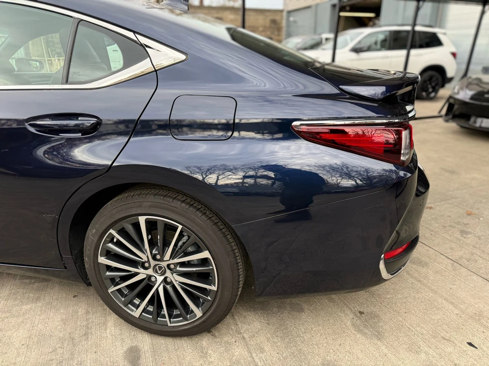 2025 Lexus ES 7th Gen - Image 13 of 21