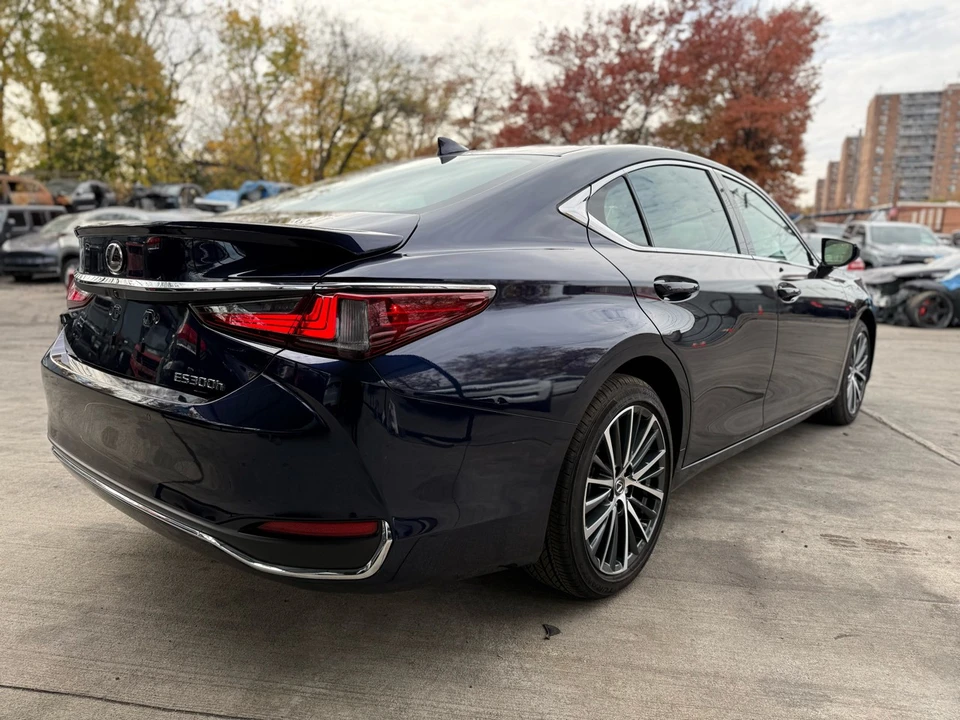 2025 Lexus ES 7th Gen - Image 7 of 21